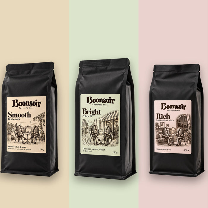 Productvisualisatie van het Boonsoir Proeftrio: Smooth, Bright en Rich van 250 g naast elkaar op hun etiketkleuren.