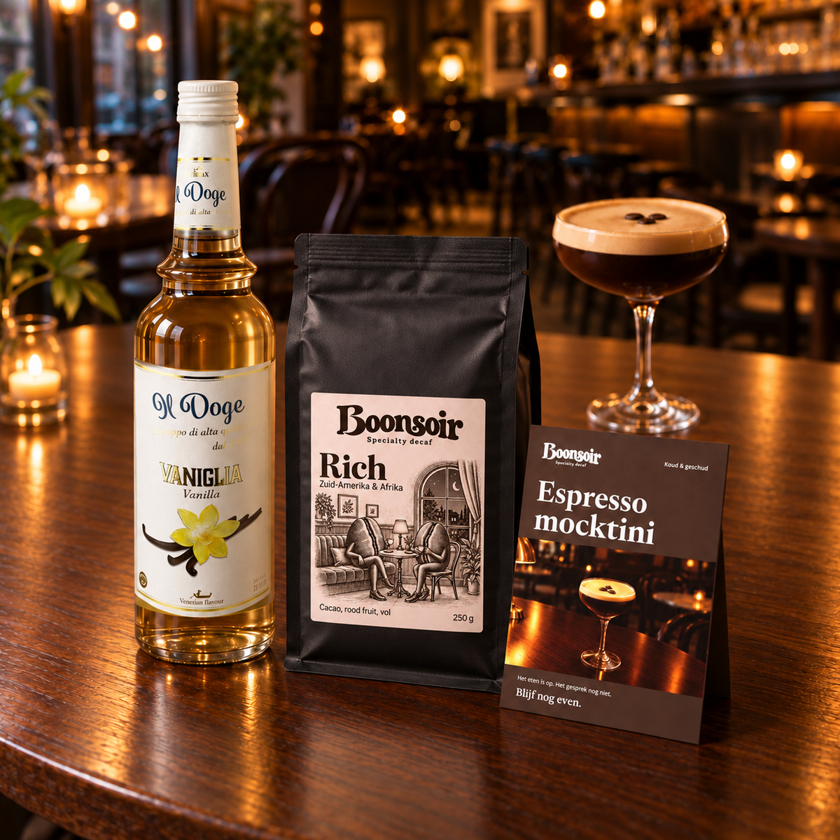 Productvisualisatie: één Rich 250 g, Il Doge Vanilla-siroop 70 cl en de A6-receptkaart op een cafétafel.